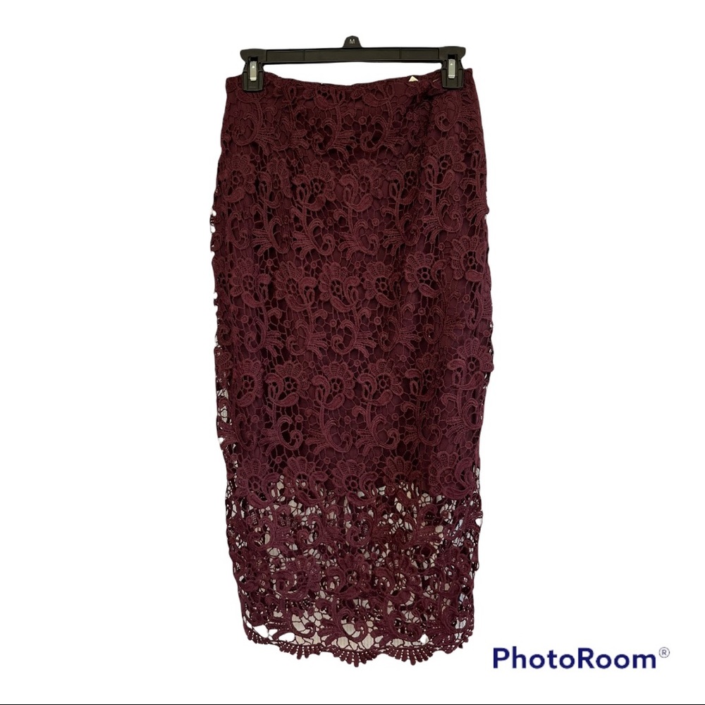 BAR III burgundy/wine lined lace pencil skirt. Size medium. NWT